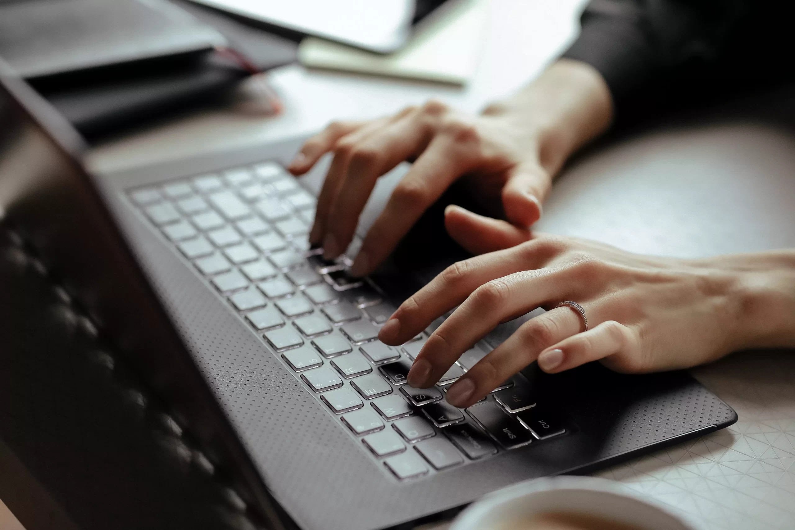 Advogado Digitando no notebook: Landing Page Para Advogados Confira 10 Perguntas e Respostas Frequentes